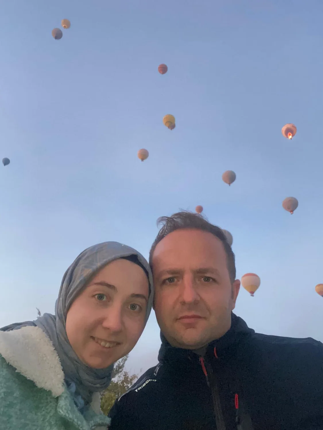 Dilara ve Cemal balonların altında