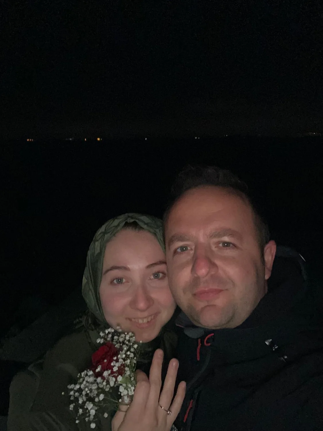 Dilara ve Cemal gece çekilmiş bir fotoğrafta