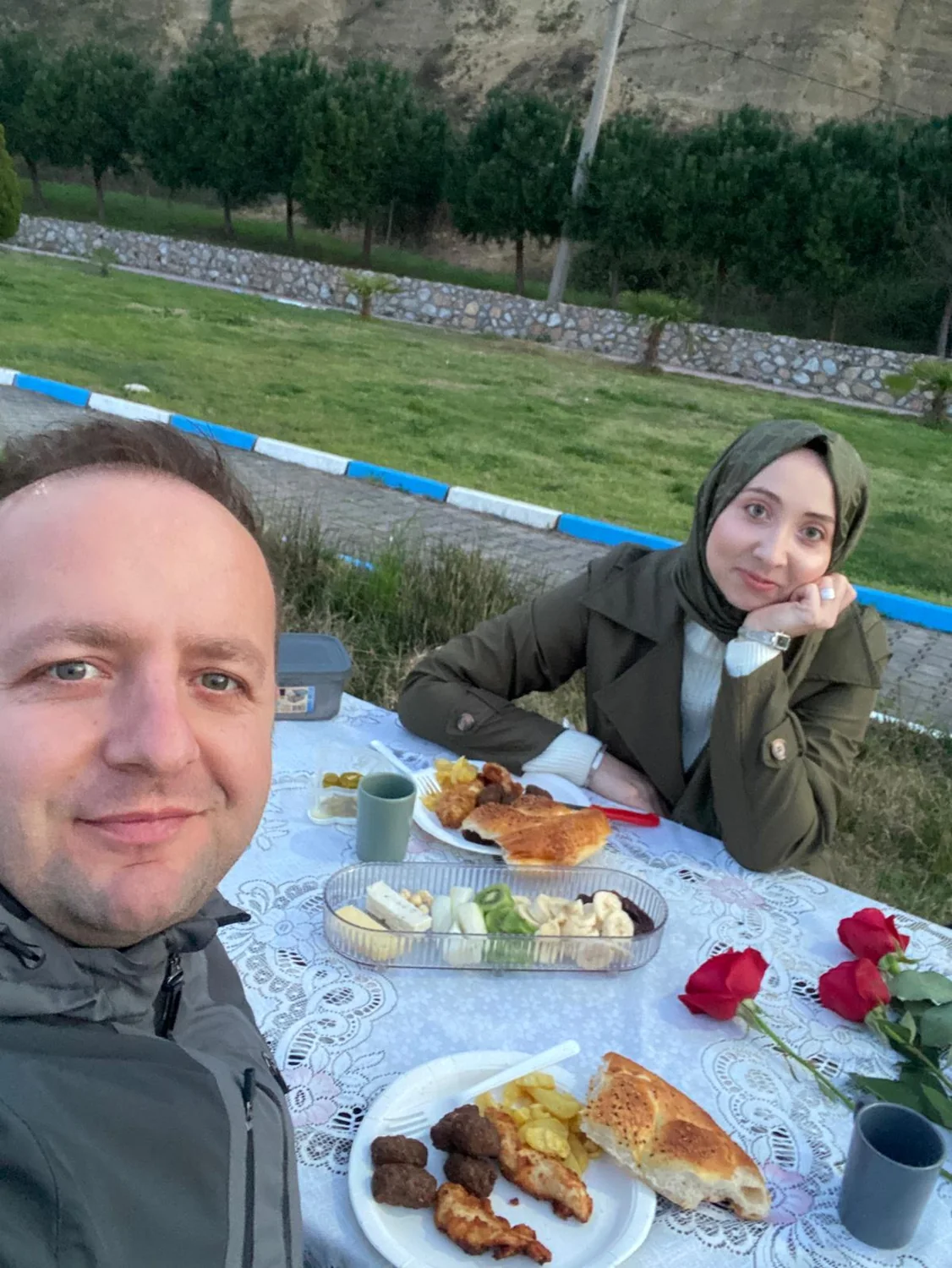 Dilara ve Cemal piknikte